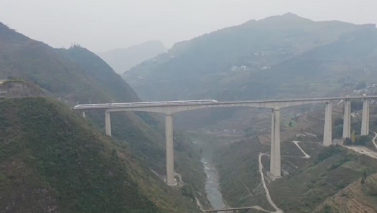 成贵高铁香坝河特大桥：107米 全线最高桥墩