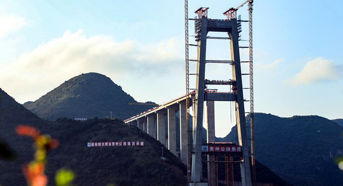 贵州兴义：峰林特大桥中横梁吊装成功