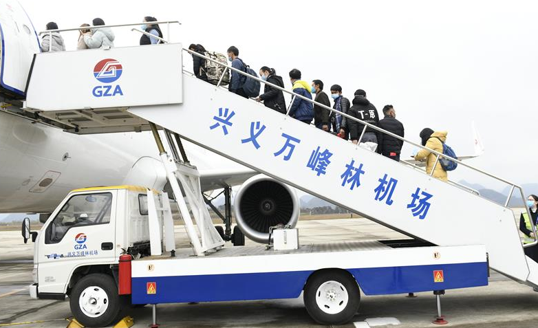 贵州155名务工人员“包机”返岗复工