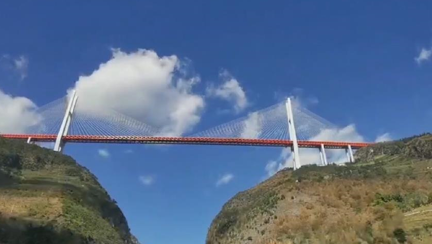 向上看！天光云影中的“世界最高桥”