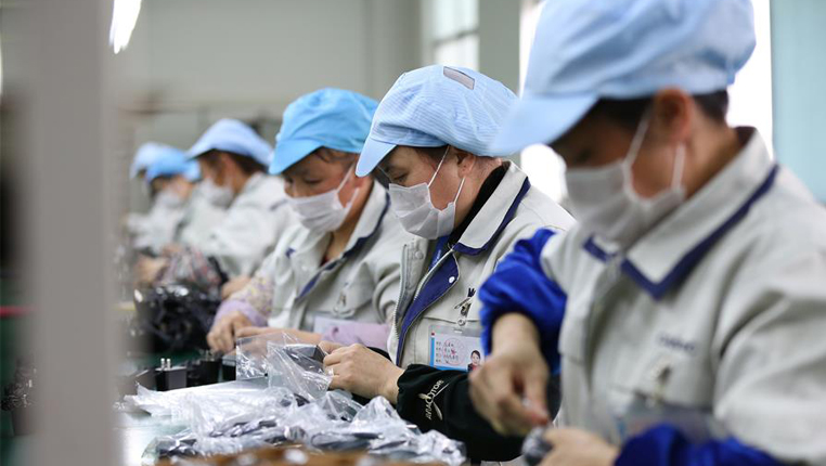 贵州丹寨：扶贫工厂复工忙