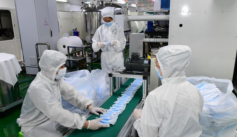 贵州龙里：加紧防疫物资生产 支援疫情防控