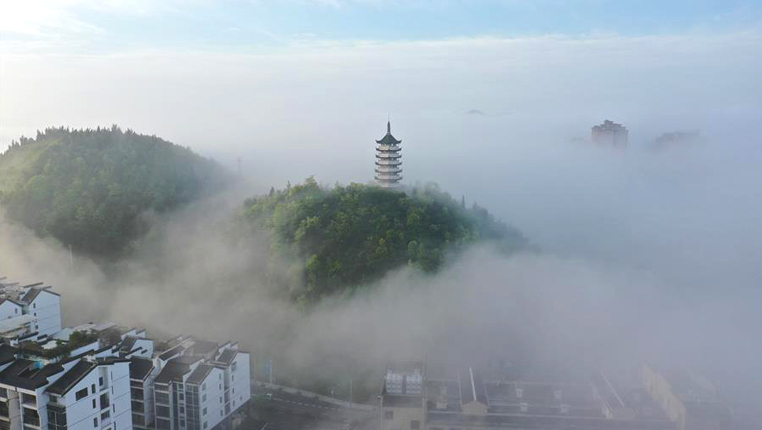 贵州福泉出现平流雾景观