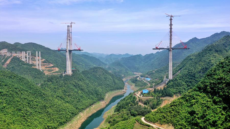贵州遵余高速湘江大桥建设进展顺利