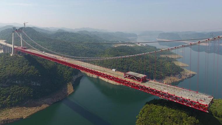 贵州遵余高速飞龙湖乌江大桥加紧建设