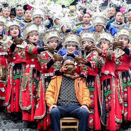 贵州丹寨：万人长桌宴共庆&ldquo;吃新节&rdquo;