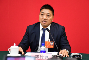 郑传玖代表讲述一把吉他的扶贫故事