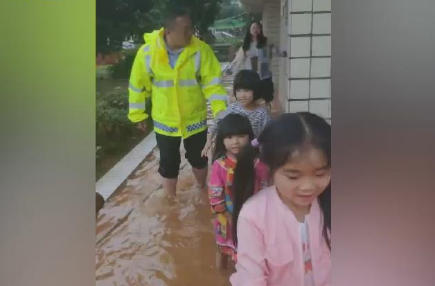 “荧光黄”与“救援橙”接力 洪水中护送被困师生撤离