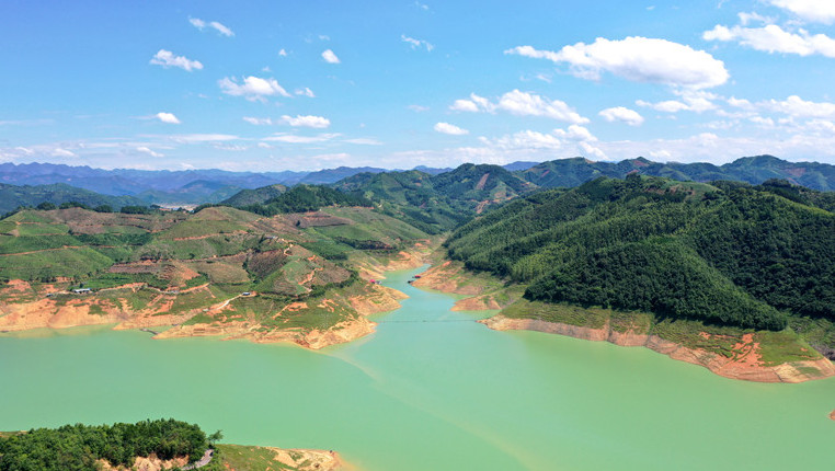 航拍秀美万峰湖 “河长制”助力湖区水变清景变美