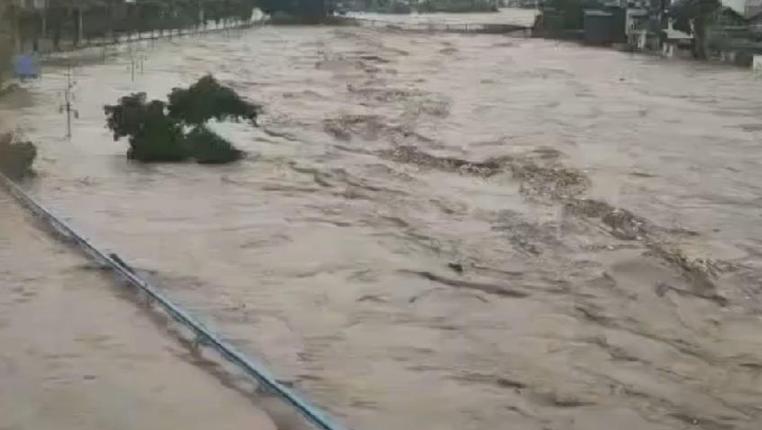 街道变“河道”！贵州8县遭暴雨 桐梓县松坎镇受灾严重