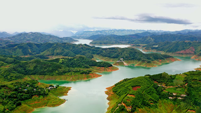 万峰湖：生态治理换来水美鱼肥