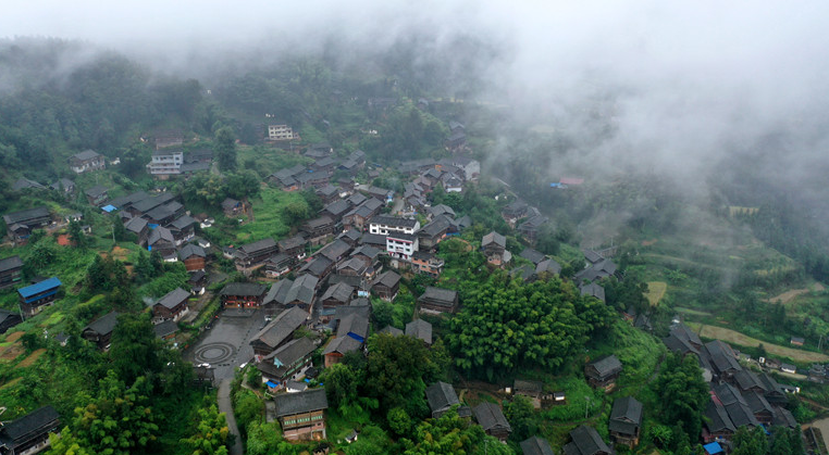 航拍贵州锦屏文斗苗寨：守护绿水青山绘就美丽生态画卷