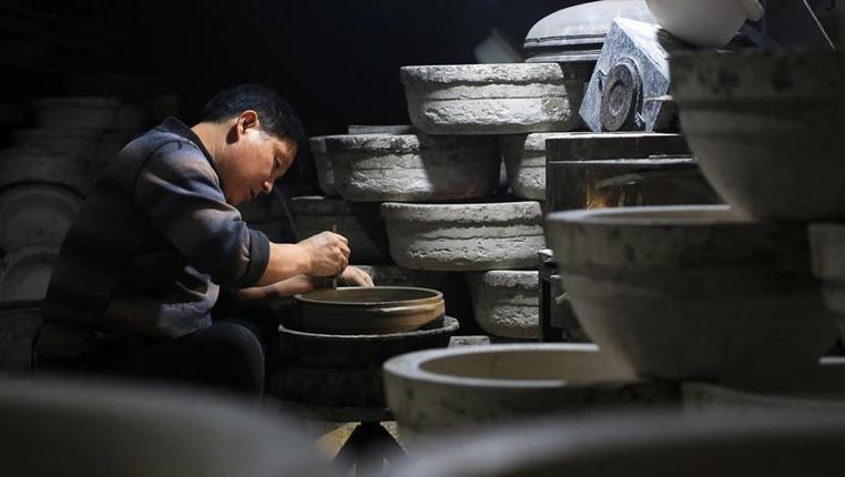 贵州织金：巧手制陶 点泥成金
