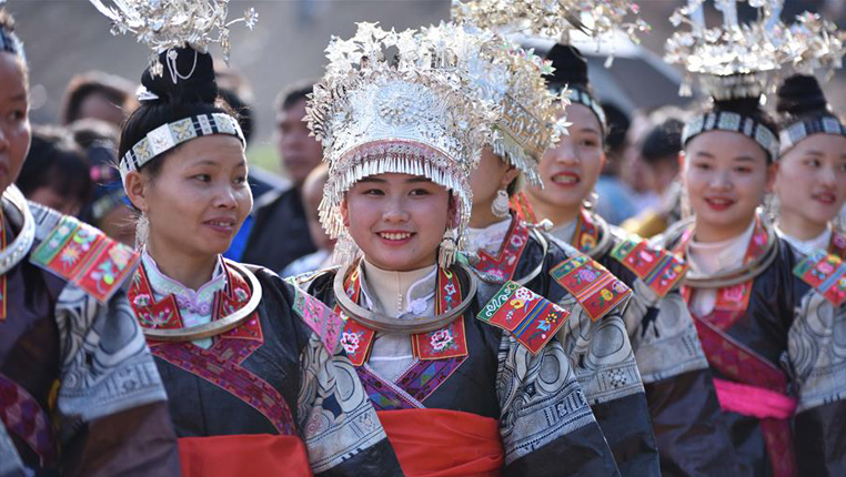 贵州丹寨：万人“吃新节” 欢乐庆丰收