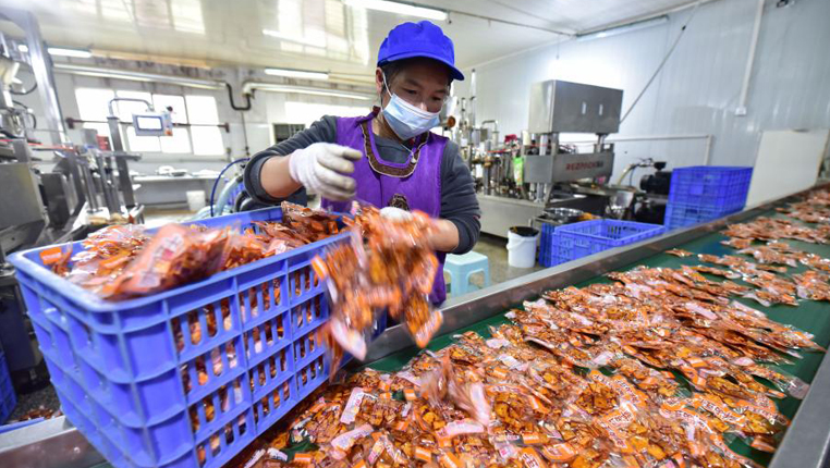 贵州丹寨：新年将至食品企业生产忙