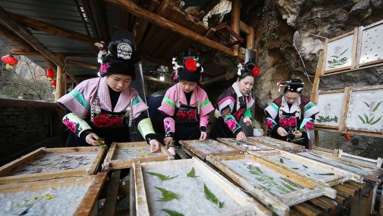 贵州丹寨：赶制手工纸订单 供应春节市场