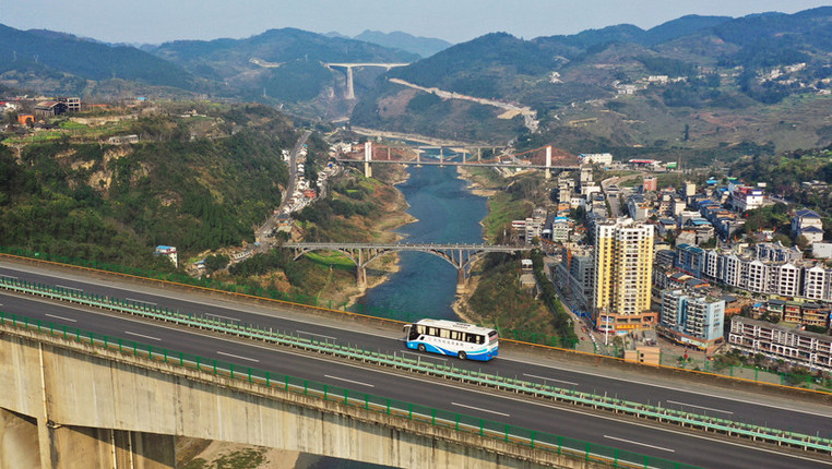 航拍贵州五桥横跨乌江 形似“五龙过江”