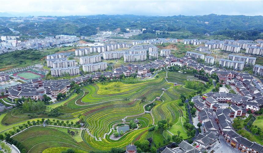 贵州大方：古镇梯田秋景美