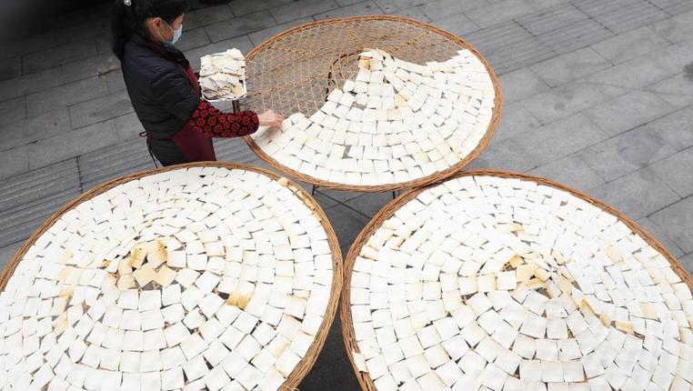 贵州江口：传统豆干制作忙