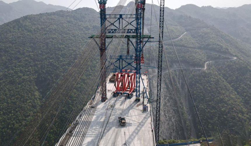 贵州：仁遵高速大发渠特大桥进入节段吊装阶段