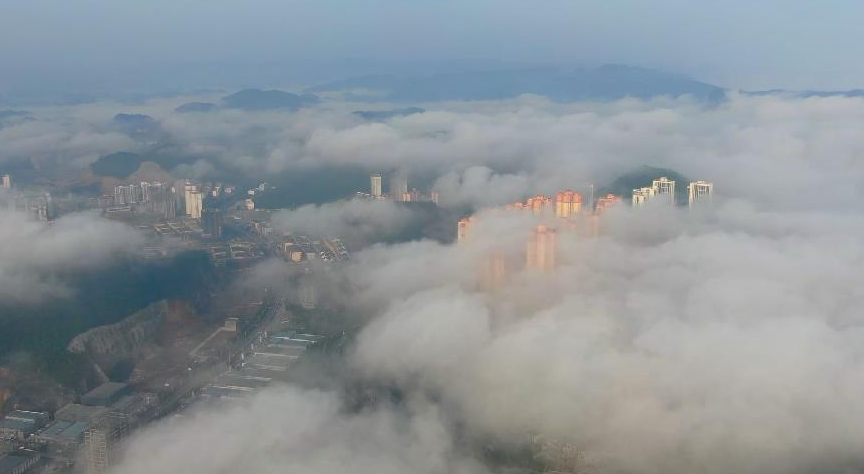 贵州铜仁万山现平流雾景观