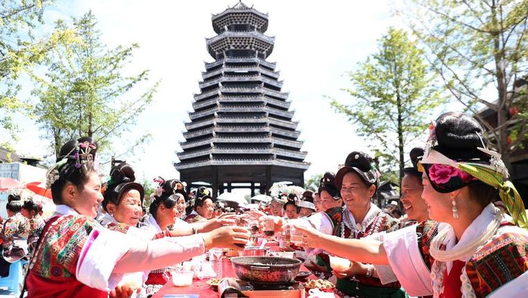 贵州丹寨：丰收长桌宴 欢乐度假期