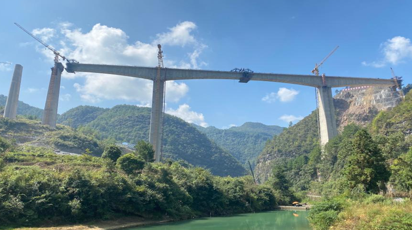 贵南高铁桐子园双线特大桥中跨顺利合龙