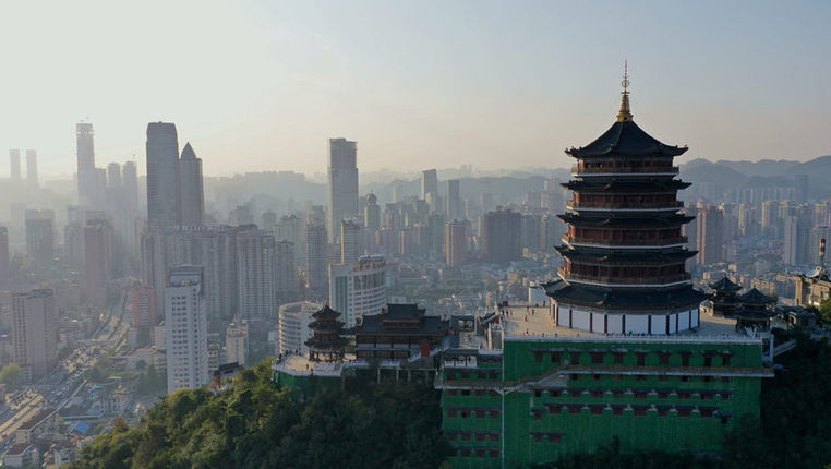 航拍贵阳东山山体公园 遇见不一样的贵阳老城