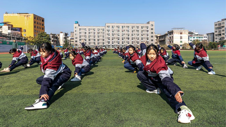 贵州黔西：多彩体育课 加强冬季锻炼