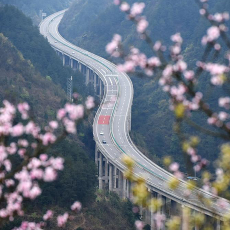 “最酷炫视角”探访中国“桥梁博物馆”——贵州