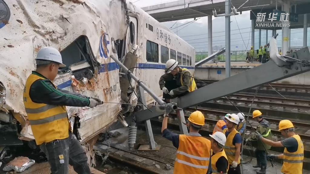 贵广线榕江站D2809次列车撞上泥石流脱线事故救援现场直击