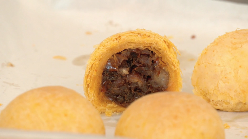 当月饼遇上辣子鸡 有香味更有“乡味”