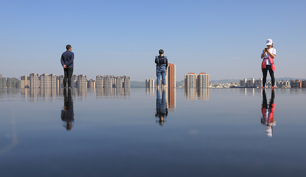 游客在“天空之镜”景点游玩