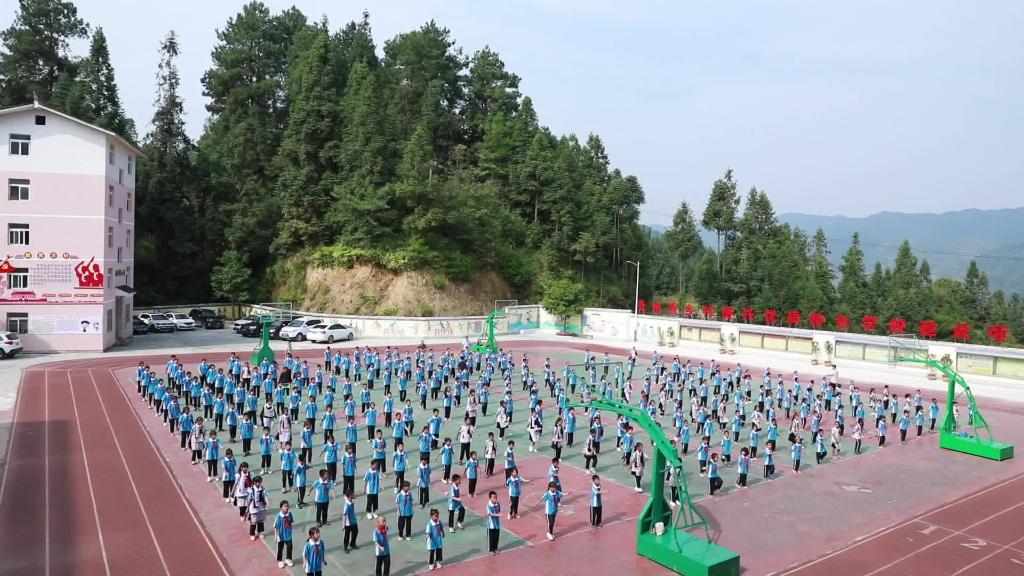 贵州剑河：苗族娃齐跳芦笙操祝福祖国