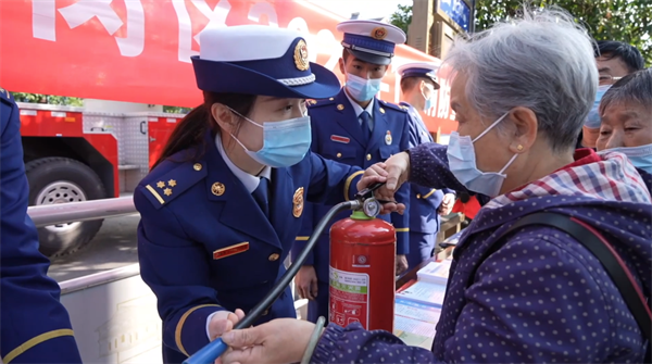 灭火器怎么用？消防服重不重？来消防安全宣传现场看看