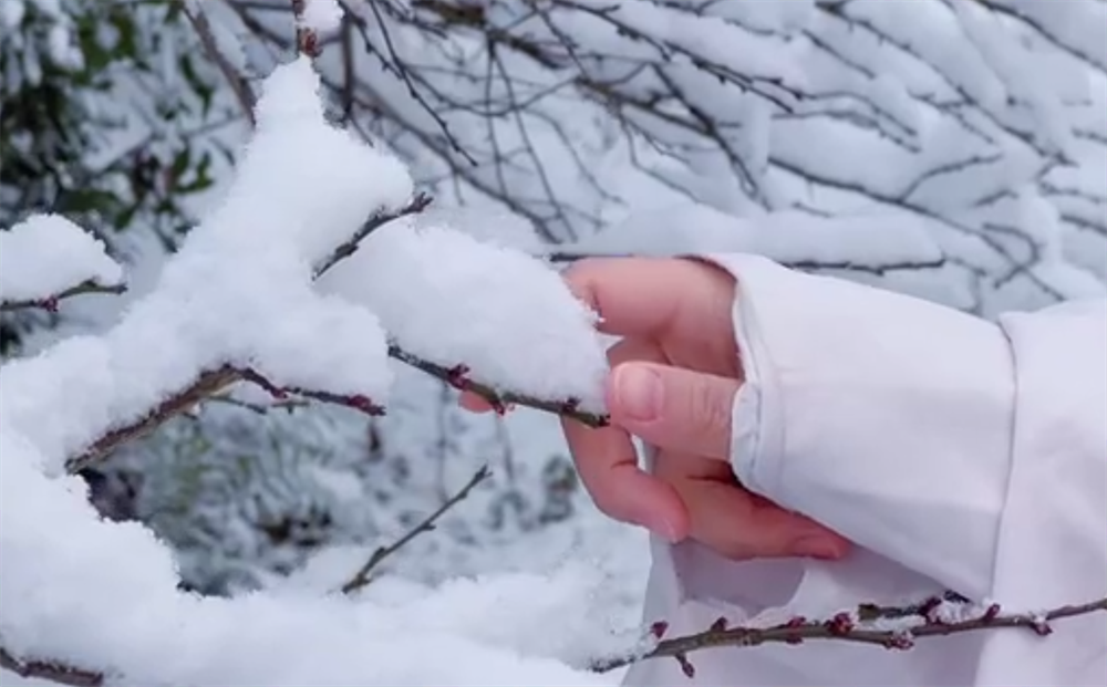都匀秦汉影视城：初雪如约 白了青瓦