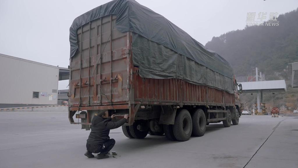 新华全媒+｜他们，温暖守护公路春运