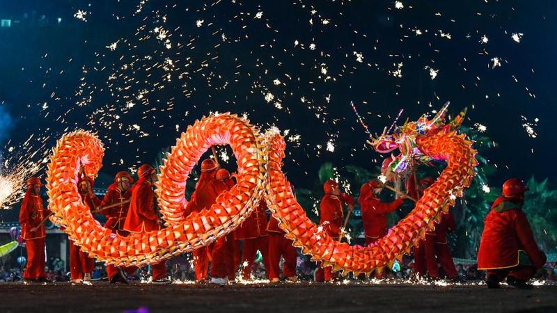 贵州：苗族“舞龙嘘花”闹元宵