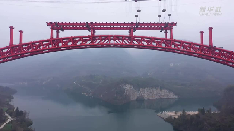 德余高速乌江特大桥进入桥面系施工阶段