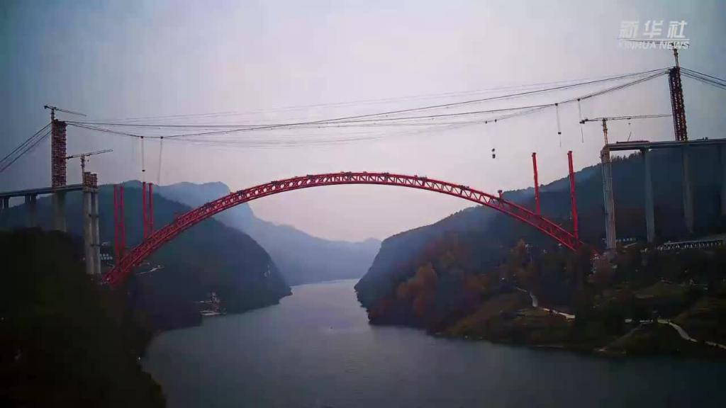 新华全媒+|德余高速乌江特大桥主体贯通