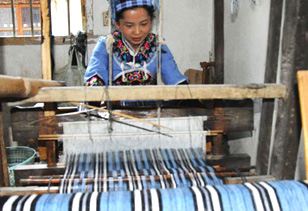 贵州望谟：布依纺织之乡纺织忙