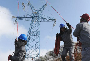 贵州：电力工人除冰抢险