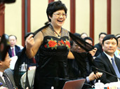 全国人大代表、贵州省妇联主席罗宁在代表团全体会议上展示绣有苗族特色的蝴蝶花礼服